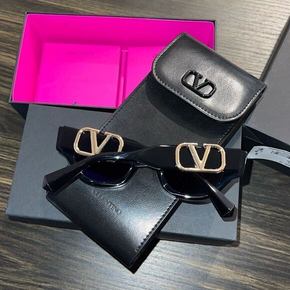 Valentino Sunglasses as seen on Kylie Jenner - Picture 2 of 13